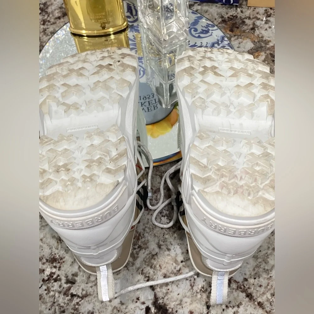 ❌SOLD❌Burberry Tennis Shoes - Picture 8 of 9